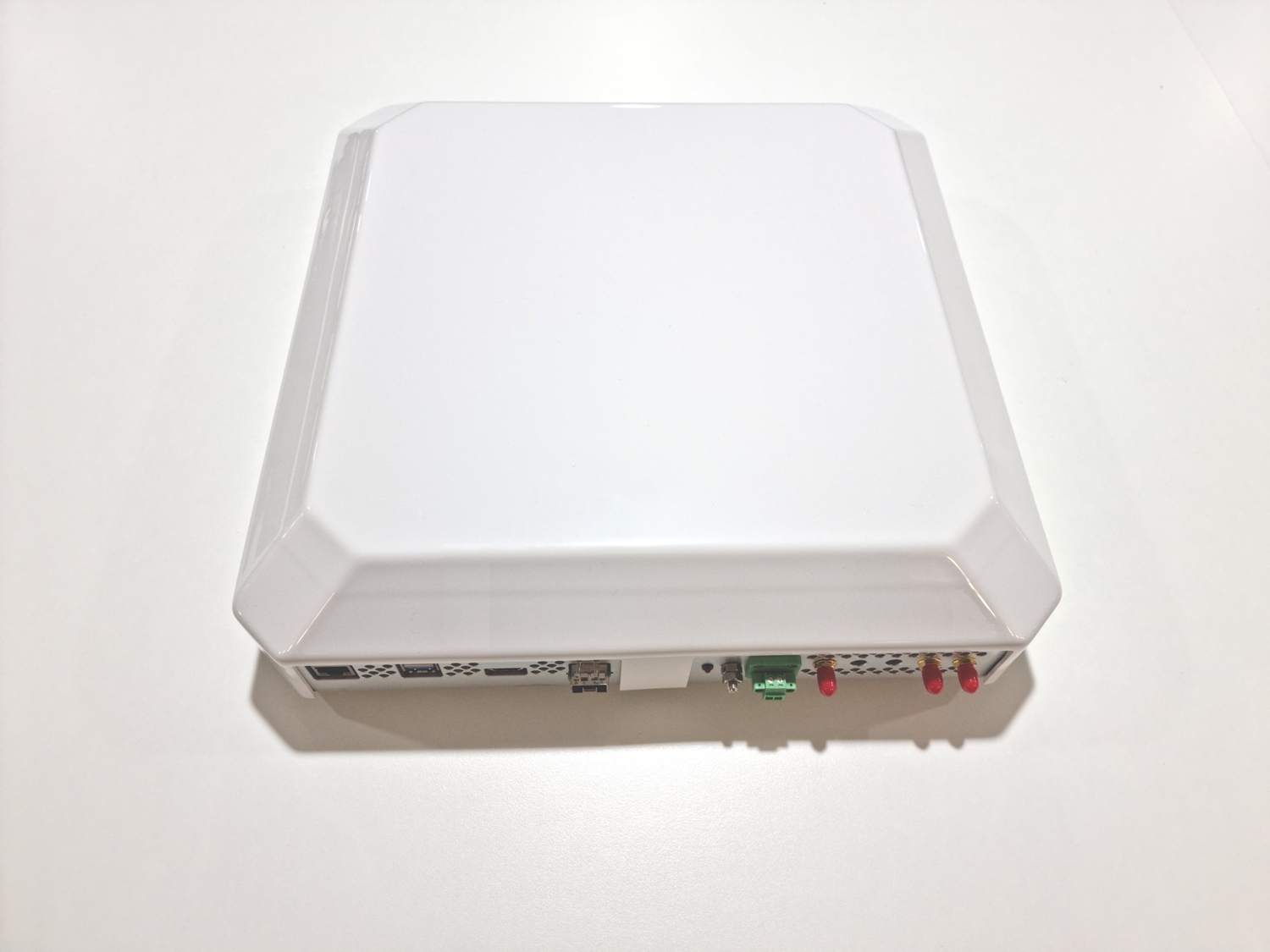 https://www.cablefree.net/wp-content/uploads/2023/04/CableFree-Indoor-Small-Cell-2x2-20220211_182024.jpg